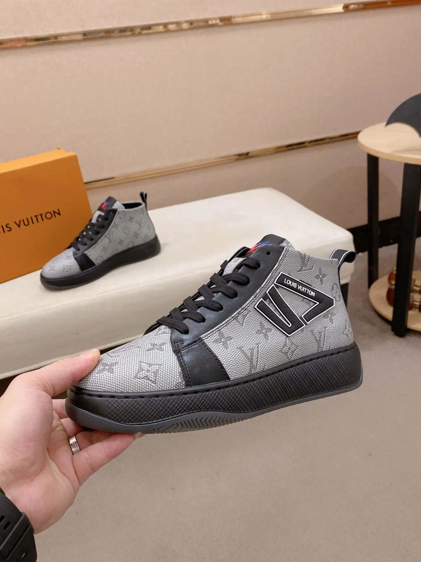 Factory price: 442💰🎉🎉LV~Louis Vuitton trendy men's shoes, new shipments, latest matching, same style as the official website, super high quality, hot selling in season [strong][strong][strong]Selected first-layer cowhide, comfortable sheepskin lining, original last, comfortable on the feet, wear-resistant rubber outsole, size: 38-44.
